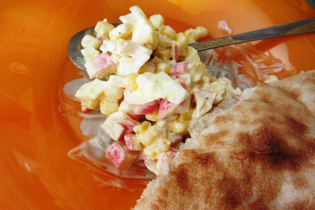 Салат с сухариками и крабовыми палочками