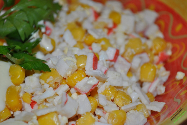 Салат с крабовыми палочками и рисом