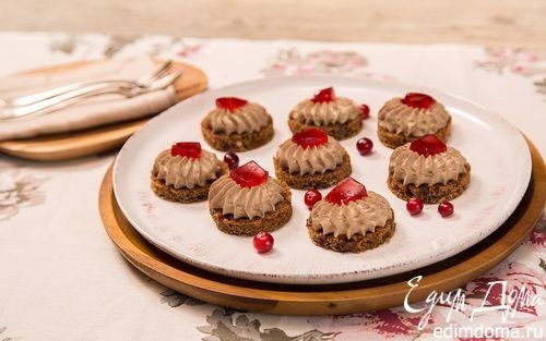 Канапе с паштетом из куриной печени и клюквенным соусом