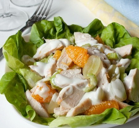 Салат с курицей и фруктами