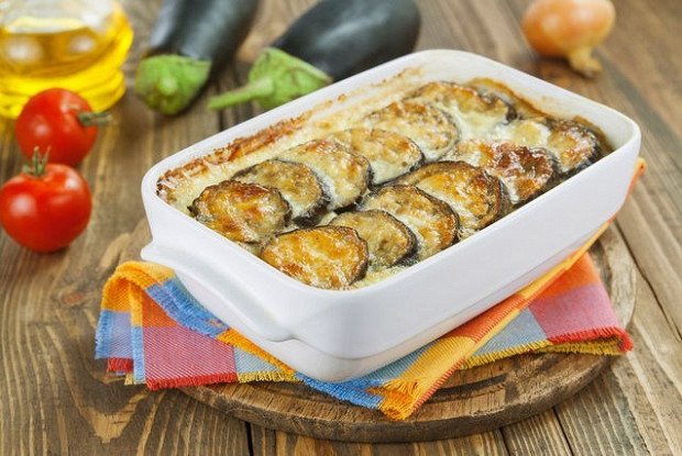 Овощная мусака с яйцами