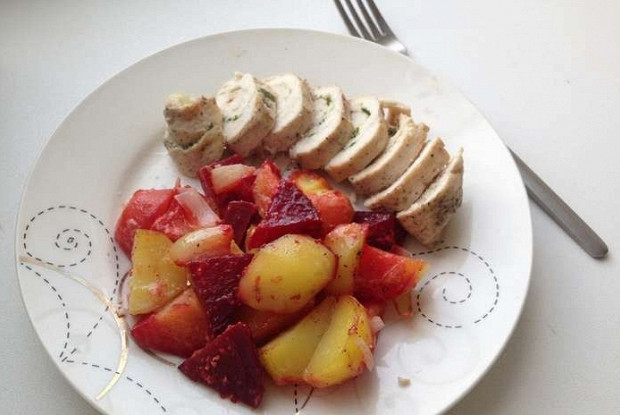 Куриный рулет с запеченными овощами