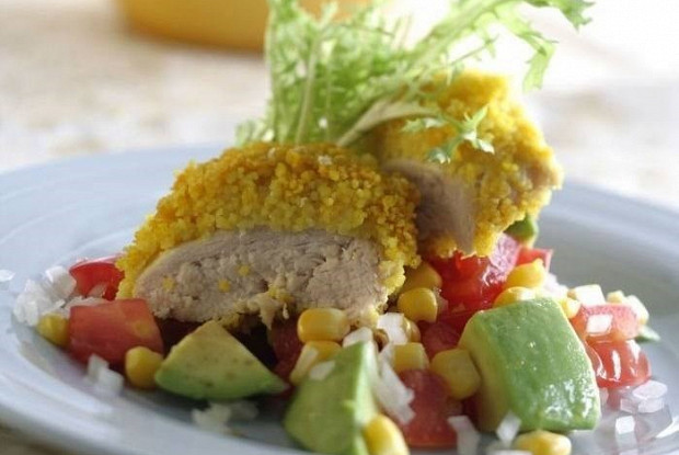 Курица, запеченная в панировке из кускуса с пряностями и овощами