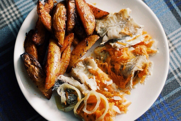 Зубатка, запеченная с овощами