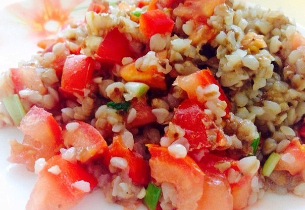 Гречка с помидорами и чесноком