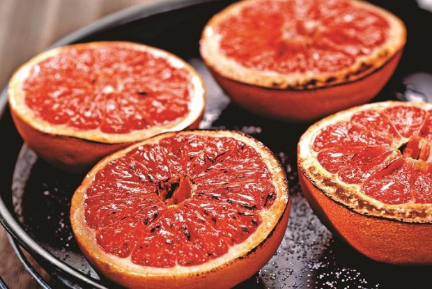 Запеченный грейпфрут с корицей и сахаром