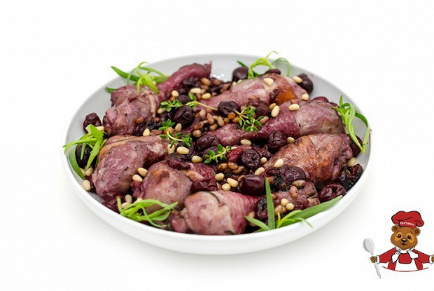 Куриные голени с вишней и кедровыми орешками