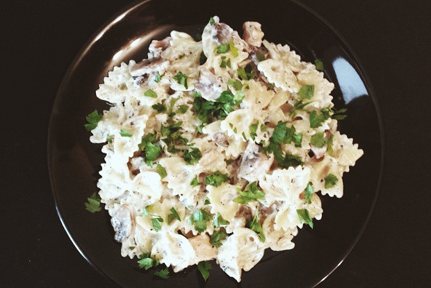 Фарфалле с курицей и грибами в сливочном соусе