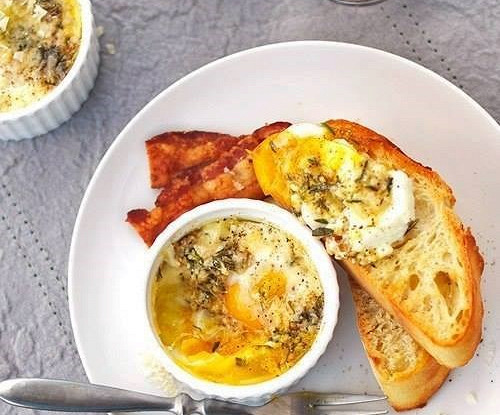 Яйца, запеченные с сыром и травами