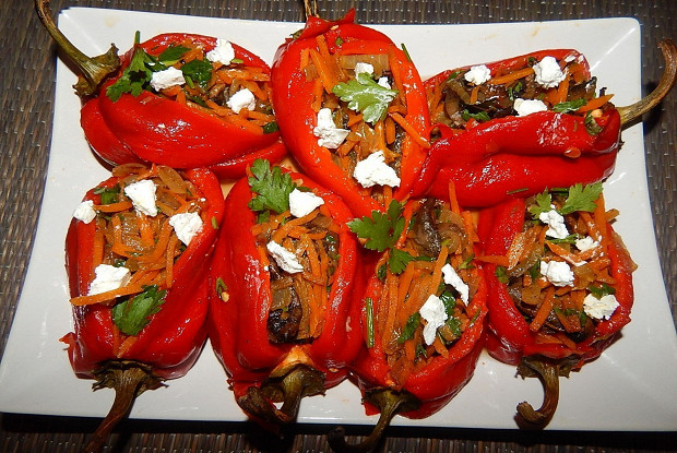 Запеченый перец, фаршированный фетой, обжаренными овощами и грибами