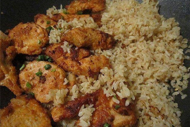 Пряное куриное филе с рисом по-магрибски
