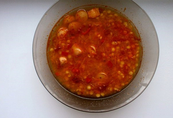 Пряный чечевичный суп с копчеными сосисками