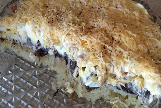 Слоеный куриный салат с грибами и картофелем