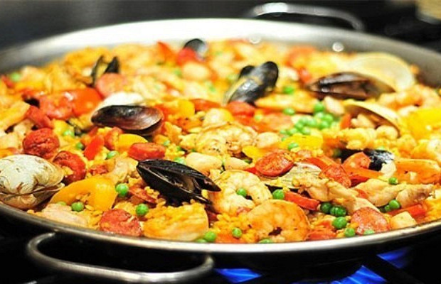 Паэлья с курицей, варено-копченой говядиной и морепродуктами