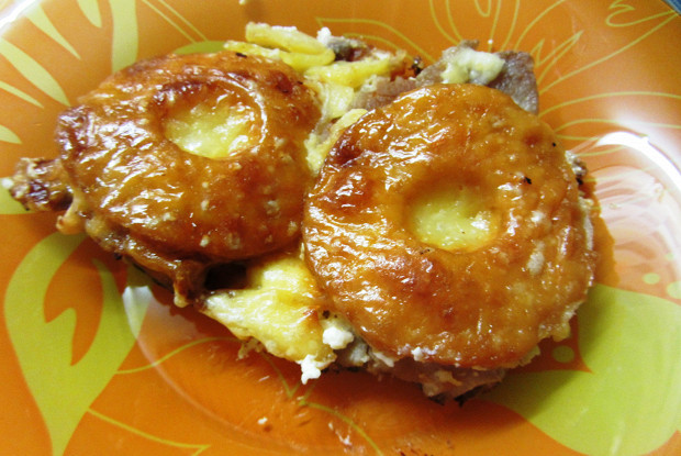 Свинина, запеченная с ананасами и сыром