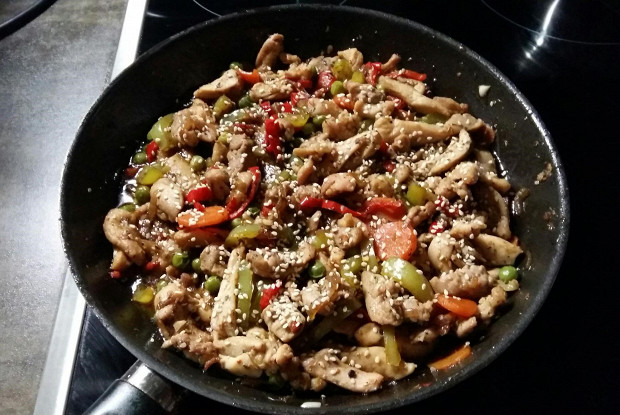 Курочка со сладким перцем и стручковой фасолью по-восточному
