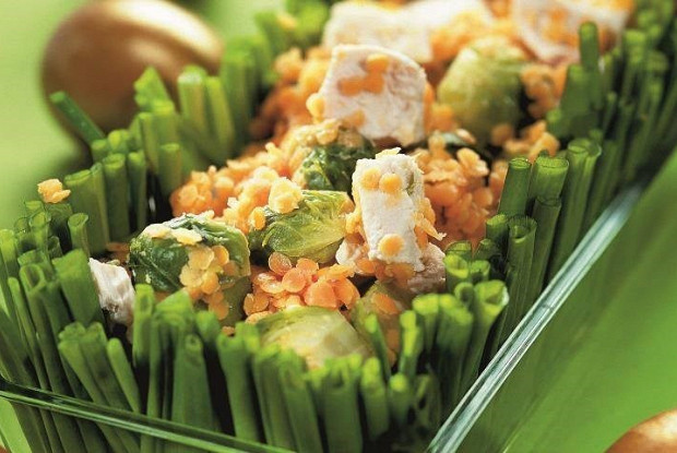 Теплый салат с чечевицей, брюссельской капустой и куриной грудкой