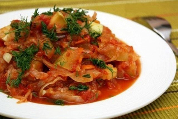 Овощное рагу с капустой и картофелем
