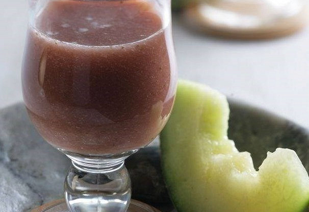Индийский ласси с клубникой и дыней