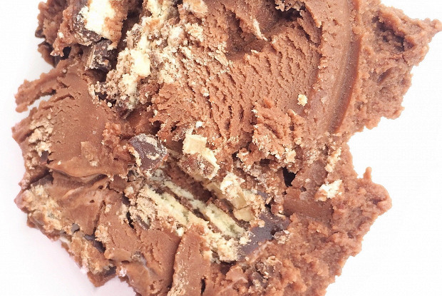 Шоколадное мороженое с конфетами KitKat