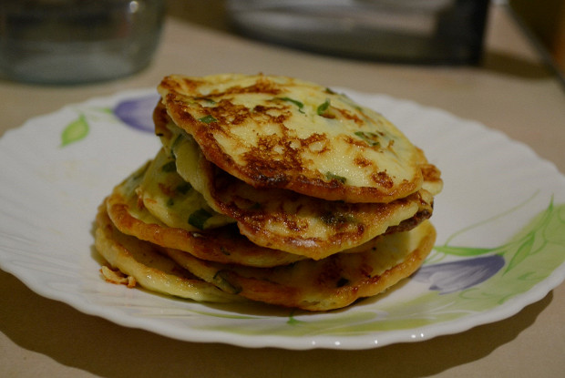 Сметанные лепешки с сыром и зеленью