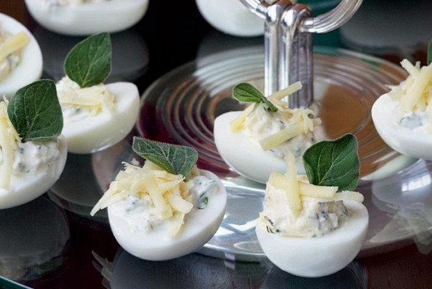 Яйца цесарки, фаршированные сыром и тархуном