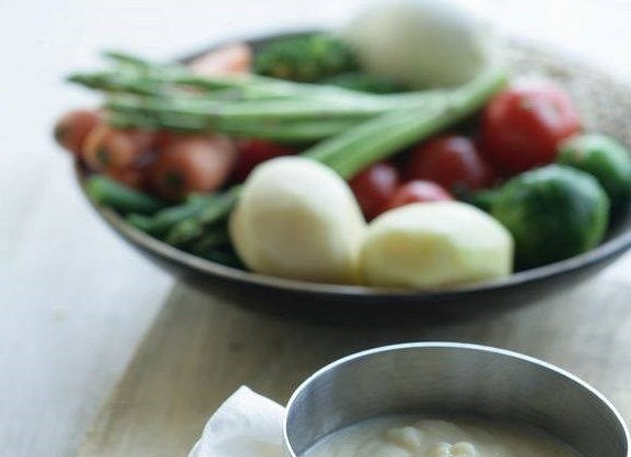 Молодые овощи с перловкой и йогуртовым соусом