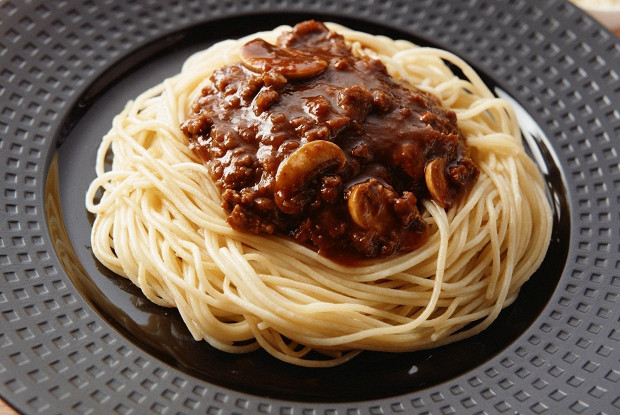 Бефстроганов из куриной грудки под сливочным соусом, с грибами и спагетти