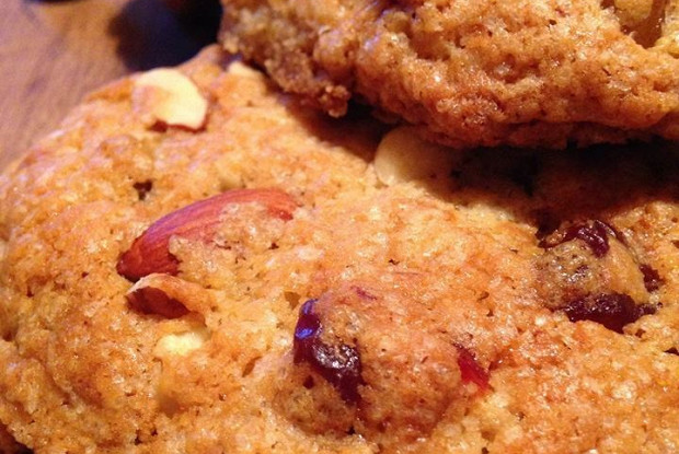 Миндальное печенье с сушеной вишней