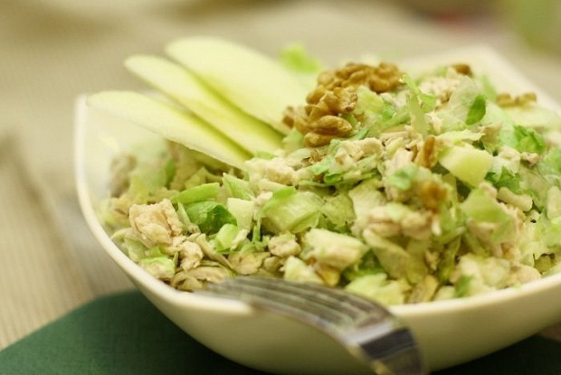 Легкий салат с куриной грудкой и сельдереем