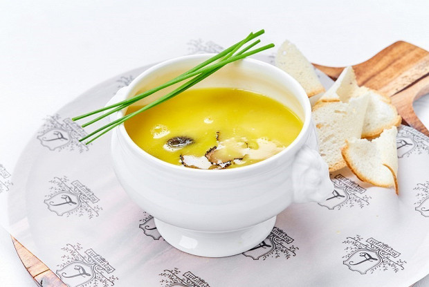 Куриный бульон со сморчками и черным трюфелем