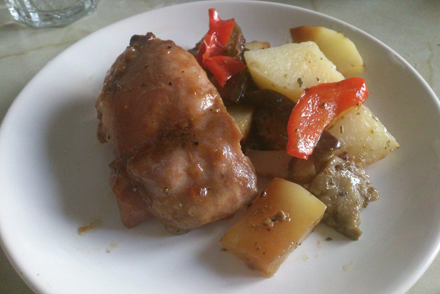 Запеченная курица с овощами в сладко-кислом соусе