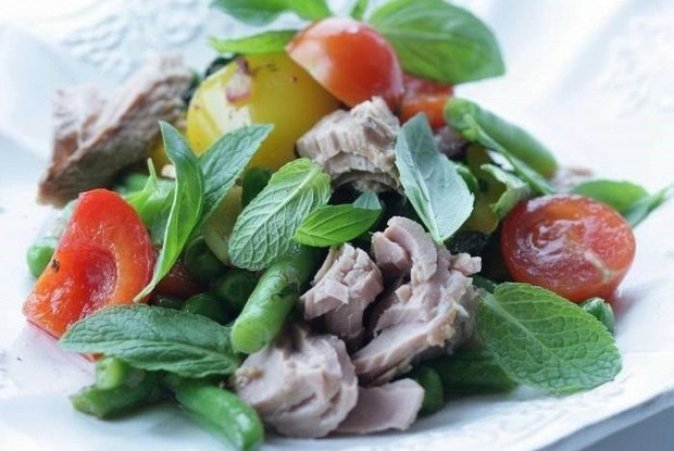 Салат с тунцом, сладким перцем и стручковой фасолью
