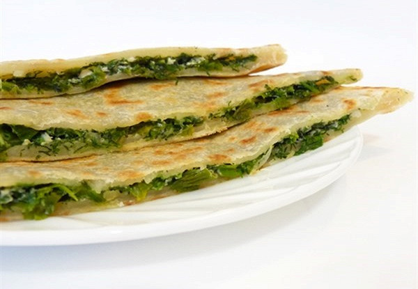 Лепешки с начинкой из зелени моркови, кориандра и шнитт-лука