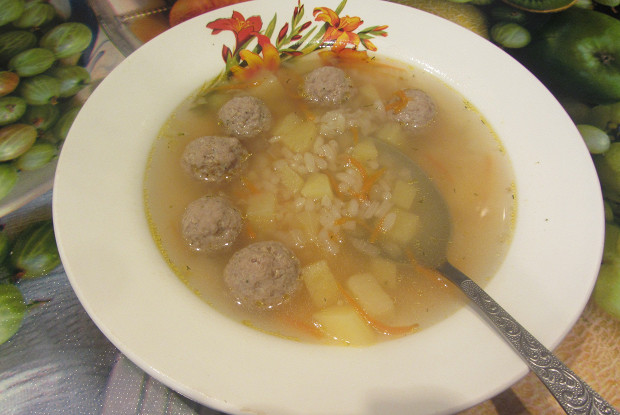 Суп с фрикадельками и рисом