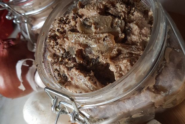 Рийет из куриной печени с грибами и карамелизированным луком