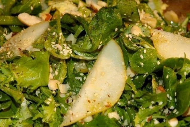 Зеленый салат с фасолью, грушей и бразильскими орехами