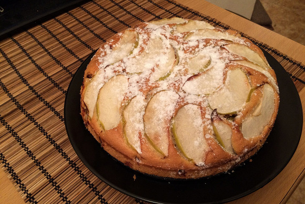 Шарлотка с кислыми яблоками и корицей