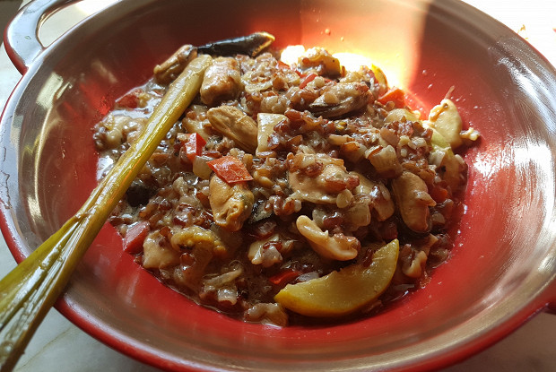Красный рис в кокосовом молоке с морепродуктами и овощами