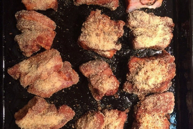 Свиные ребрышки с соусом из сельдерея и петрушки