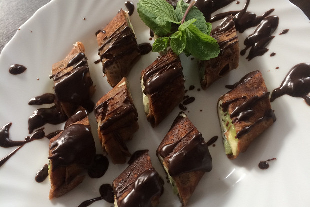 Шоколадные роллы с яблоками и апельсинами