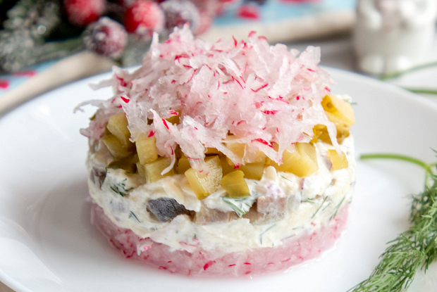 Салат с селедкой, яблоком и редисом