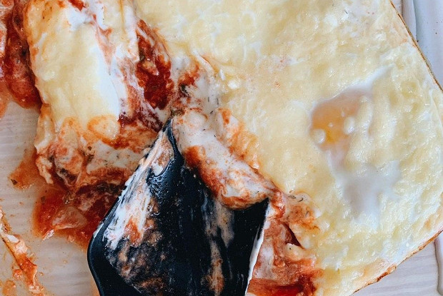 Запеченные яйца с сыром, томатами и базиликом