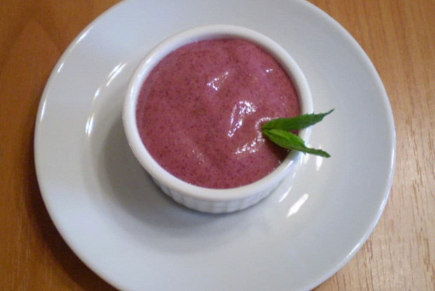 Десерт из смородины и ликера