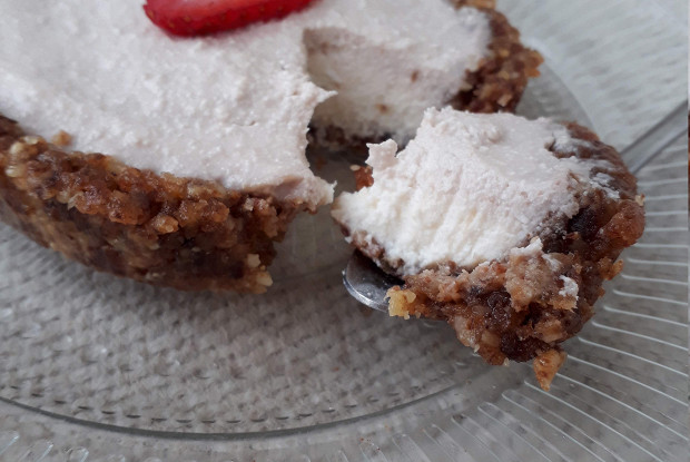 Чизкейк с финиками и орехами