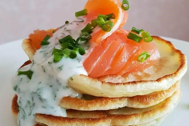 Оладьи с зеленью, с лососем и соусом из хрена и кефира