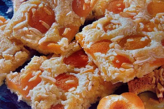 Миндальный десерт с абрикосами без выпечки
