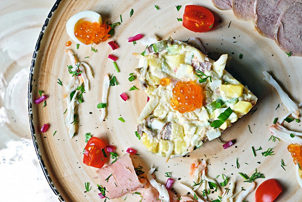 Оливье по-шошински с мясом дикой утки, ветчиной и крабами
