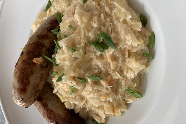 Тушеная квашеная капуста с сосисками по-фински