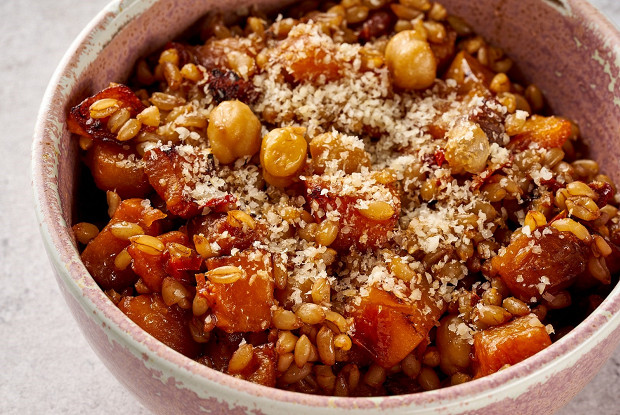 Салат из полбы с тыквой, нутом и кедровыми орехами